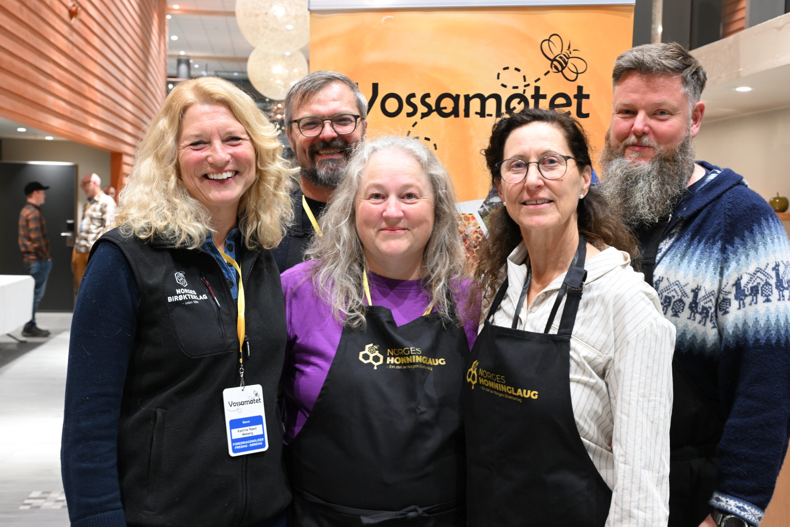 Gruppebildet fra lanseringen på Voss, fra v. Katrine Røed Meberg, generalsekretær Norges Birøkterlag, og de laugsmedlemmene som var tilstede; Tor Brynjar Welander, Heidi Midtflå, Ragna Ribe Jørgensen og Vegard Helland (Foto: Roar Ree Kirkevold)