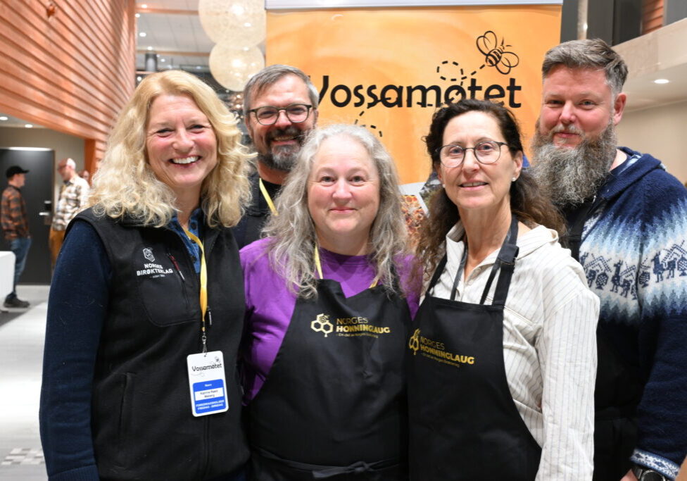 Gruppebildet fra lanseringen på Voss, fra v. Katrine Røed Meberg, generalsekretær Norges Birøkterlag, og de laugsmedlemmene som var tilstede; Tor Brynjar Welander, Heidi Midtflå, Ragna Ribe Jørgensen og Vegard Helland (Foto: Roar Ree Kirkevold)